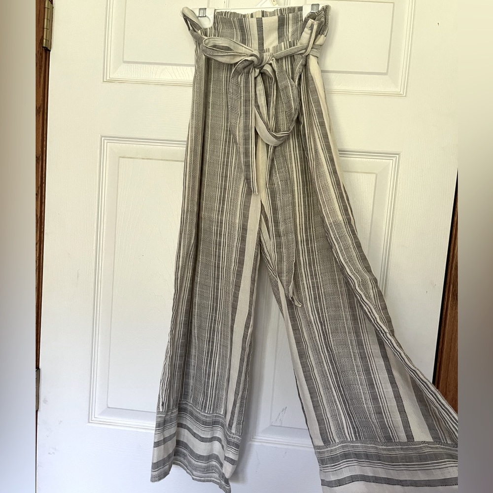 NWT Gray & White Flowy Capri